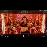 Kriti Sanon Instagram - That no-cuts long shot ! Always gets me excited!! 💃🏻💃🏻 In this case very very shy.. 🤪🤪 #HDHD #Bansuri