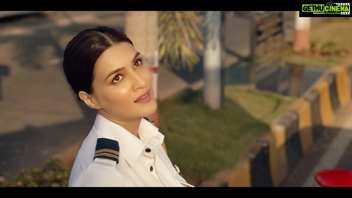 Kriti Sanon Instagram - Be it the rising heat ☀️ or a heated situation 😡 , I always stay Cool, with Vivel Cool Mint 👮🏻♀️🦋❄️🌱 @Vivelbyitc #AbSamjhautaNahin