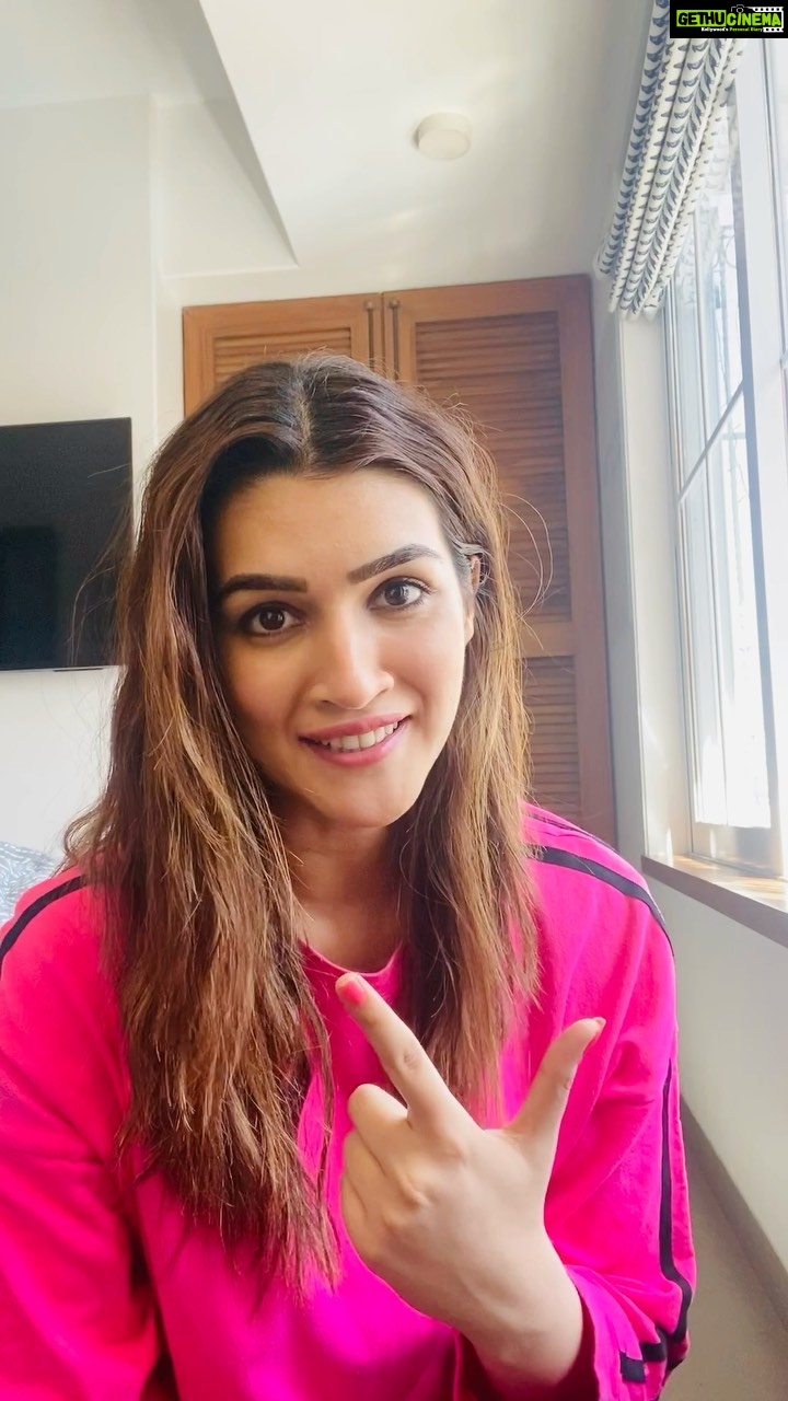 Kriti Sanon Instagram - Thrilled to announce the start of something new!! Super excited to be a part of the Vivel family !! 💞 @vivelbyitc #AbSamjhautaNahin #VTheChange