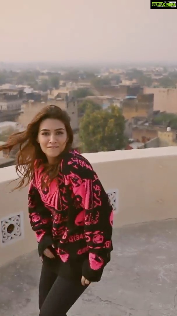 Kriti Sanon Instagram - Sharing ❤ for #AngreziMedium . @irrfan @homster #dineshvijan @maddockfilms @anaitashroffadajania @lakshmilehr 🎶@soulfulsachin @jigarsaraiya 🎤 @vishaldadlani 🎥 @ss_pillai