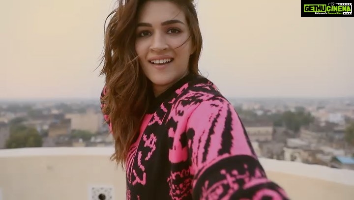 Kriti Sanon Instagram - Sharing ❤ for #AngreziMedium @irrfan @homster #dineshvijan @maddockfilms #KudiNuNachneDe 🎶 @soulfulsachin @jigarsaraiya #WatchThisSpace for more