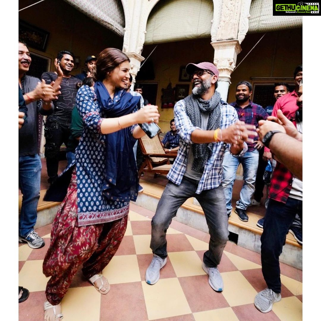 Kriti Sanon Instagram - Teaching my director @laxman.utekar CocaCola step as we celebrate #1YearOfLukaChuppi on the sets of #Mimi! ππ»π€ͺπ @maddockfilms #PankajTripathiSir Missed you Guddu ji β€οΈ @kartikaaryan πΈ: @harjeetsphotography