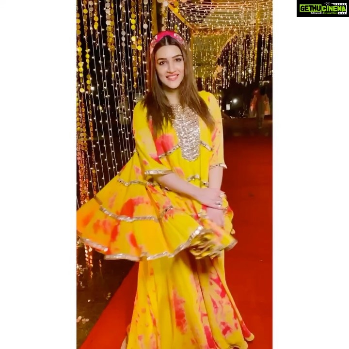 Kriti Sanon Instagram - Twirl it!! 💁🏻♀️ Outfit- @akankshagajria @vandafashionagency Hairband- @joeyandpooh Styled by @sukritigrover
