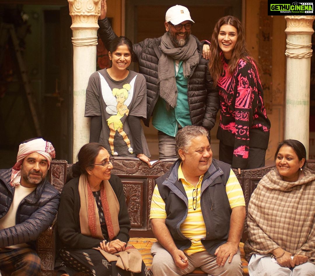 Kriti Sanon Instagram - When everyone is happy being on set!! 🥰 2nd schedule of Mimi! 💃🏻💞 #Mimi #Mandawa @maddockfilms @laxman.utekar @saietamhankar @pankajtripathi 📸: @harjeetsphotography