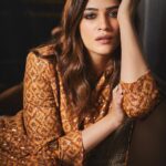 Kriti Sanon Instagram - ये मेरा दीवानापन है या मुहब्बत का सुरूर तू न पहचाने, तो है ये तेरी नज़रों का क़ुसूर.....👀💛🧡 📸 @rohanshrestha