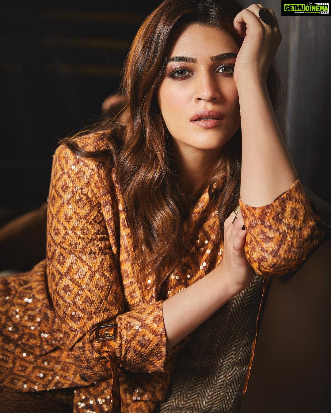 Kriti Sanon Instagram - ये मेरा दीवानापन है या मुहब्बत का सुरूर तू न पहचाने, तो है ये तेरी नज़रों का क़ुसूर.....👀💛🧡 📸 @rohanshrestha