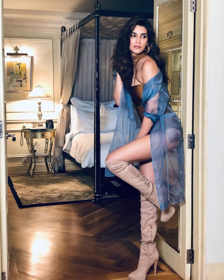Kriti Sanon Instagram - She won’t be that song you dance to.. She’s that lyric you can’t get out of your head 🧠💋🧚🏻‍♀️💁🏻‍♀️✨ @poemsbyjcol Pic credit: @ayeshoe
