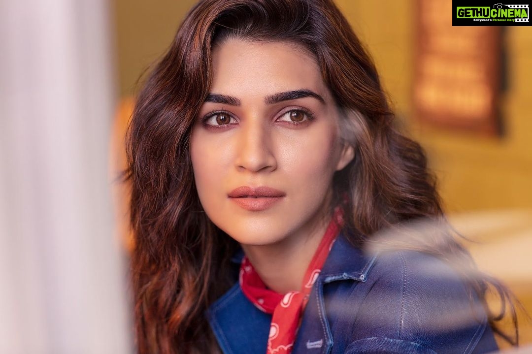 Kriti Sanon Instagram - They say its just a calendar.. But we all know something changes..šš Happy 2020 everyone!! Let there be love, light, hope, freedom, passion, compassion, patience and happiness this decade.. ā¤ļøš ⨠Love yourself #ForAllYourFaces