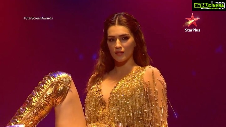 Kriti Sanon Instagram - Took the #BalaChallenge finally! 🤪 on stage! #StarScreenAwards at 8pm on @starplus tonight! 🥰🥰 @cineyug