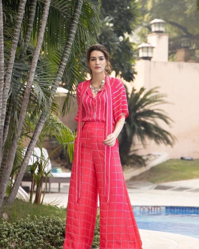 Kriti Sanon Instagram - C H E C K S + S T R I P E S Outfit- @nupurkanoi Jewellery- @tribebyamrapali Styled by @sukritigrover Hair @aasifahmedofficial Make up @adrianjacobsofficial