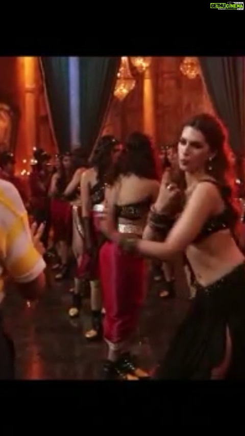 Kriti Sanon Instagram - Phirse bajegi sabke dil vich Bansuri. Watch the making of Bansuri and some behind the scenes masti. #HumDoHamareDo Streaming from 29th October, on @disneyplushotstar #DisneyPlusHotstarMultiplex @rajkummar_rao #PareshRawal #RatnaPathakShah @aparshakti_khurana @manurishichadha @prachee_shah_paandya @mazelvyas_official #DineshVijan @cinemanabhishek @aseeskaurmusic @safirock @devnegilive @sachinjigar @soulfulsachin @jigarsaraiya @koo_ba_koo @piyush_bhagat @shaziasamji #DeepakVenkateshan @prashantalkiez @amalendu_dop @maddockfilms @zeemusiccompany #YehDiwaliFamilyWali