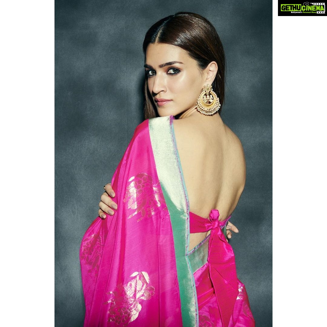 Kriti Sanon Instagram - 💞💞 Saree- @ekayabanaras @dipublicrelations Jewellery- @minerali_store @sangeetaboochra Styled by @sukritigrover Makeup by @adrianjacobsofficial Hair by @aasifahmedofficial 📸 : @kunalgupta91