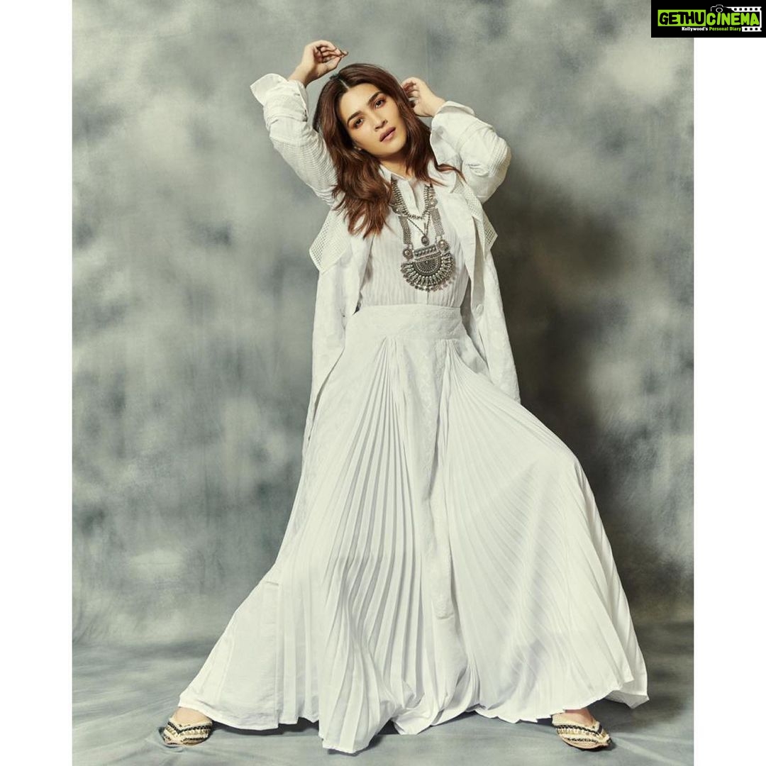 Kriti Sanon Instagram - B O H E M I A N R O M A N C E Outfit- @rahulmishra_7 Jewellery- @silverstreakstore @silverlinejewellery @sangeetaboochra Styled by @sukritigrover Hair @aasifahmedofficial Make up @adrianjacobsofficial 📸 @kunalgupta91