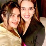 Kriti Sanon Instagram – When Parvati Bai met Kashi Bai! ❤️🌹😌🥰
Its always so lovely meeting you PC! @priyankachopra biggg hug! 🤗😘