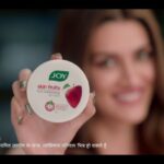 Kriti Sanon Instagram - An Apple a day can keep all your skin problems at bay !! Joy brings to you a non greasy formula with apple extracts for your dry skin this winter. It provides nourishment and softness to your skin without making it oily. #joy #skinfruit #appleextracts #beautifulbynature #personalcare @joy_beautifulbynature
