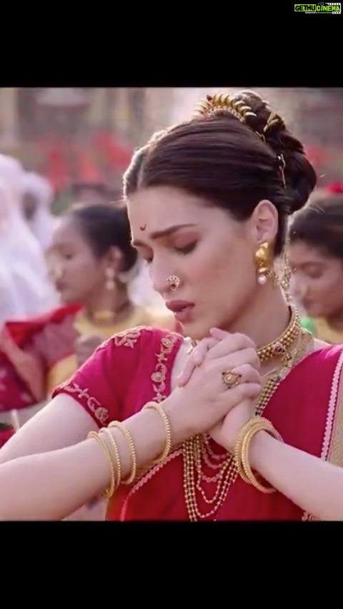 Kriti Sanon Instagram - Pride in their hearts and strength in their will! πͺ #MardMaratha song out now! @duttsanjay @arjunkapoor #AshutoshGowariker #JavedAkhtar @ajayatulofficial #SudeshBhosle #KunalGanjawala @priyanka.barve @sunita.gowariker @rohit.shelatkar @sarkarshibasish @agppl @visionworldfilm @reliance.entertainment @zeemusiccompany