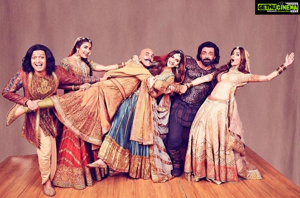 Kriti Sanon Instagram - Housefull4 is yours to enjoy now!! Hope it spreads laughter and its madness in all your lives!! This diwali, don’t burst crackers.. instead CRACK up with us in theatres✨ #SajidNadiadwala's #Housefull4 is IN CINEMAS NOW! 🔥 . . . @farhadsamji @foxstarhindi @nadiadwalagrandson @wardakhannadiadwala #Housefull4InCinemas