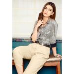 Kriti Sanon Instagram – Shimmery shirt and slouchy bottoms ! 
Styled by @sukritigrover 
Hair @aasifahmedofficial 
Make up @vardannayak
📸: @shivangi.kulkarni