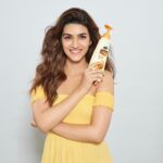 Kriti Sanon Instagram - It feels good to associate with a skin care brand which doesn’t stereotype beauty. 🌼The body lotion from Joy has ingredients like honey 🍯 & almonds which have great nourishment quality. Had great fun while shooting the campaign. Stay tuned for the TVC! @joy_beautifulbynature #beautifulbynature #honeyandalmonds #personalcare