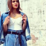 Kriti Sanon Instagram - Nothing like Denim On Denim ! Outfit @judyzhangofficial for Housefull 4 promotions 👖👟 Styled by @sukritigrover hair @aasifahmedofficial Make up @vardannayak