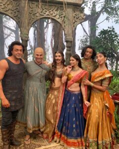 Kriti Sanon Instagram - Absolutely cracked bunch!! While some are quirky and some sober, i like Bala’s moochh more on me..what say? 🤪🤣 #Housefull4 this Diwali #25thOctober @akshaykumar @riteishd @kriti.kharbanda @hegdepooja @iambobbydeol @wardakhannadiadwala @nadiadwalagrandson @farhadsamji