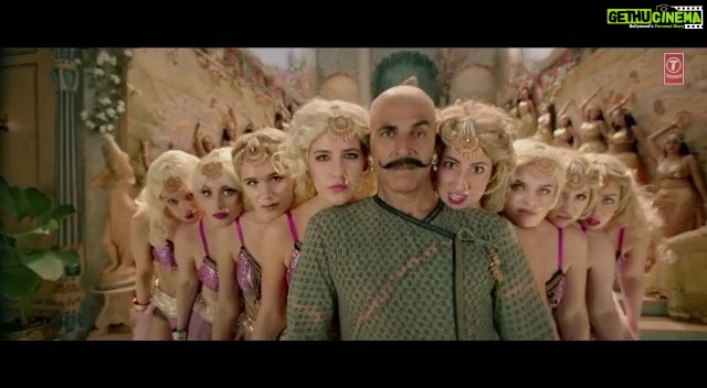 Kriti Sanon Instagram - The time has come for you to meet the one! #ShaitanKaSaala aka Bala, song out tomorrow. #Housefull4. Link in bio #SajidNadiadwala @akshaykumar @riteishd @iambobbydeol @hegdepooja @kriti.kharbanda @farhadsamji @wardakhannadiadwala @foxstarhindi @nadiadwalagrandson @tseries.official @sohailsen @ganeshacharyaa @vishaldadlani