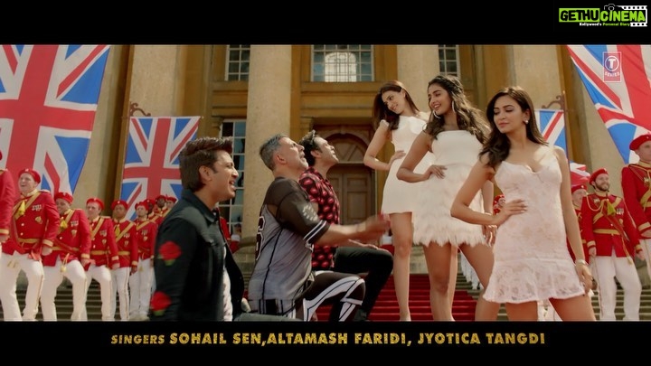 Kriti Sanon Instagram - Ek Chumma toh banta hai.. 💋💋💋 #EkChumma is now out to make you put on your dancing shoes! Check out now! Link in BiO #Housefull4 #SajidNadiadwala @akshaykumar @riteishd @iambobbydeol @hegdepooja @kriti.kharbanda @farhadsamji @wardakhannadiadwala @foxstarhindi @nadiadwalagrandson @tseries.official @sohailsen