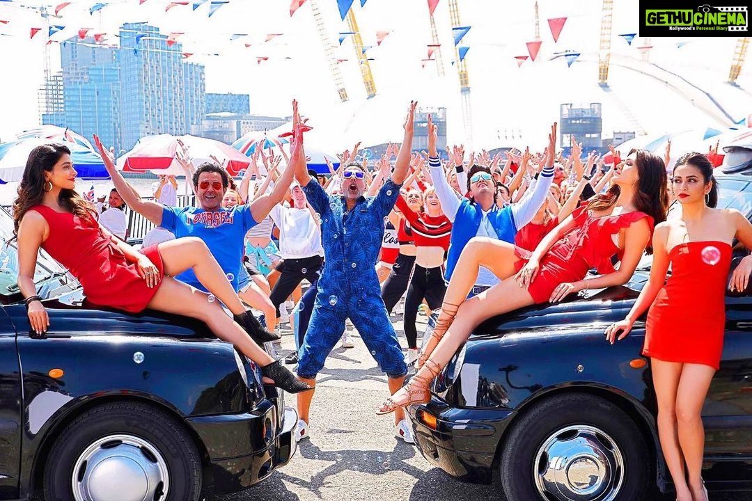 Kriti Sanon Instagram - The ultimate party number is gonna be out in a few hours!! π₯°πβ€οΈππ» #EkChumma out soon! #SajidNadiadwala @akshaykumar @riteishd @iambobbydeol @hegdepooja @kriti.kharbanda @farhadsamji @wardakhannadiadwala @foxstarhindi @nadiadwalagrandson @tseries.official @sohailsen