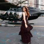 Kriti Sanon Instagram - #Throwback to the best ride ever 🚁 with the most amazing view of New York!! Thank u @flyblade @blade.india for such a great experience 💃🏻💃🏻 🚁 Excited about you guys coming to mumbai super soon!!!! 👏🏻👏🏻