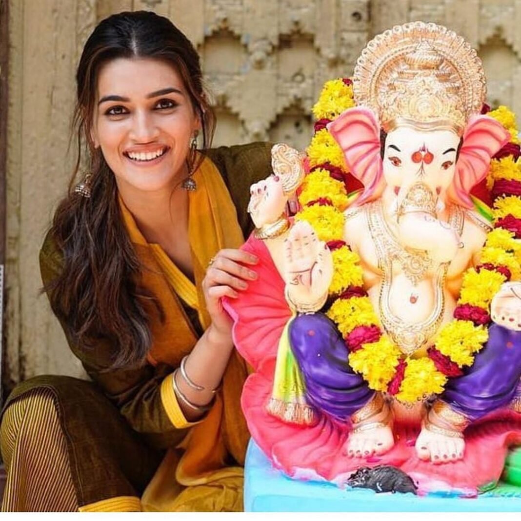 Kriti Sanon Instagram - Happy Ganesh Chaturthi everyone!!🙏🏻💞 May God bless you with the ability to seize every moment and find happiness in everything you do..! ❤️❤️ spread love..