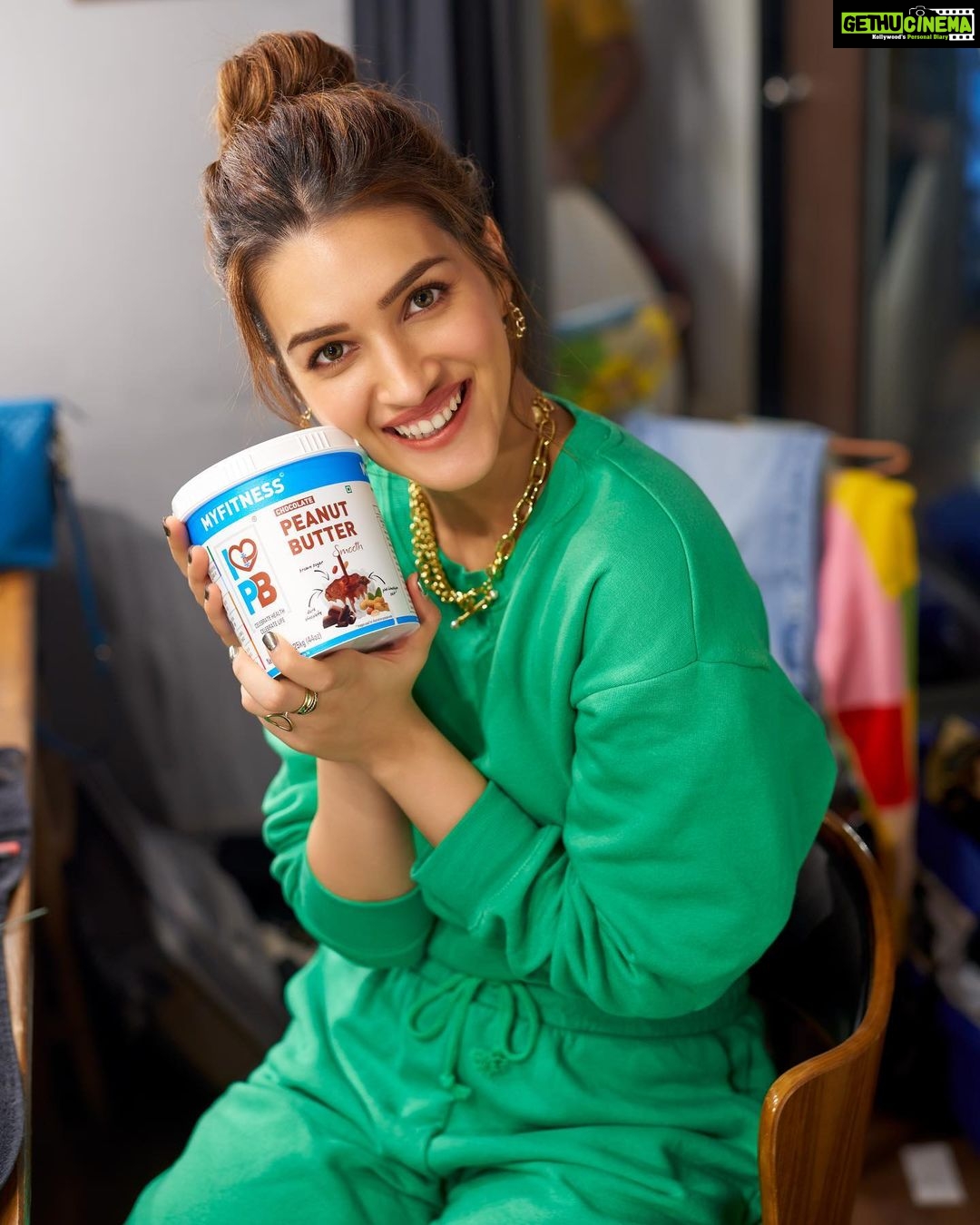 Kriti Sanon Instagram - My go-to snack for Healthy cravings 😋 @myfitness Peanut Butter Order yours at www.myfitness.in 🎁 Use my code KRITI #myfitnesspeanutbutter #myfitness MyFitness Peanut Butter