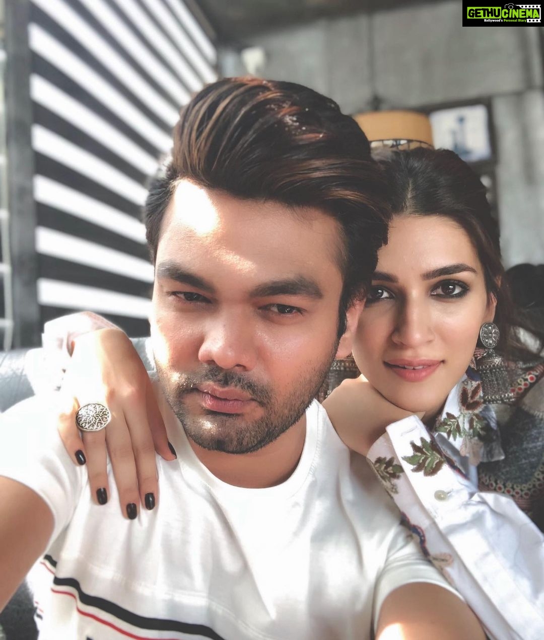 Kriti Sanon Instagram - Happpiiessttt birthday My Sifffuuuu!!! 🤗❤️You are the bestest!! A lovely friend cum big bro, the best hair stylist ever 😘, my fav personal photographer, my posing partner, my foodie buddy with the same kinda taste buds and alottt more!! From knowing each other’s mood without having to say anything, to giving personal life advice with equally screwed up lives(hahaha!!), to the long drives that always cheer me up, to the warm cuddles, to your drunk dances that swing me around, to the “perfect” song.. you know you’ll always hold a very special place in my heart and life!! Lovveeee you so much! 🤗❤️😘 @aasifahmedofficial