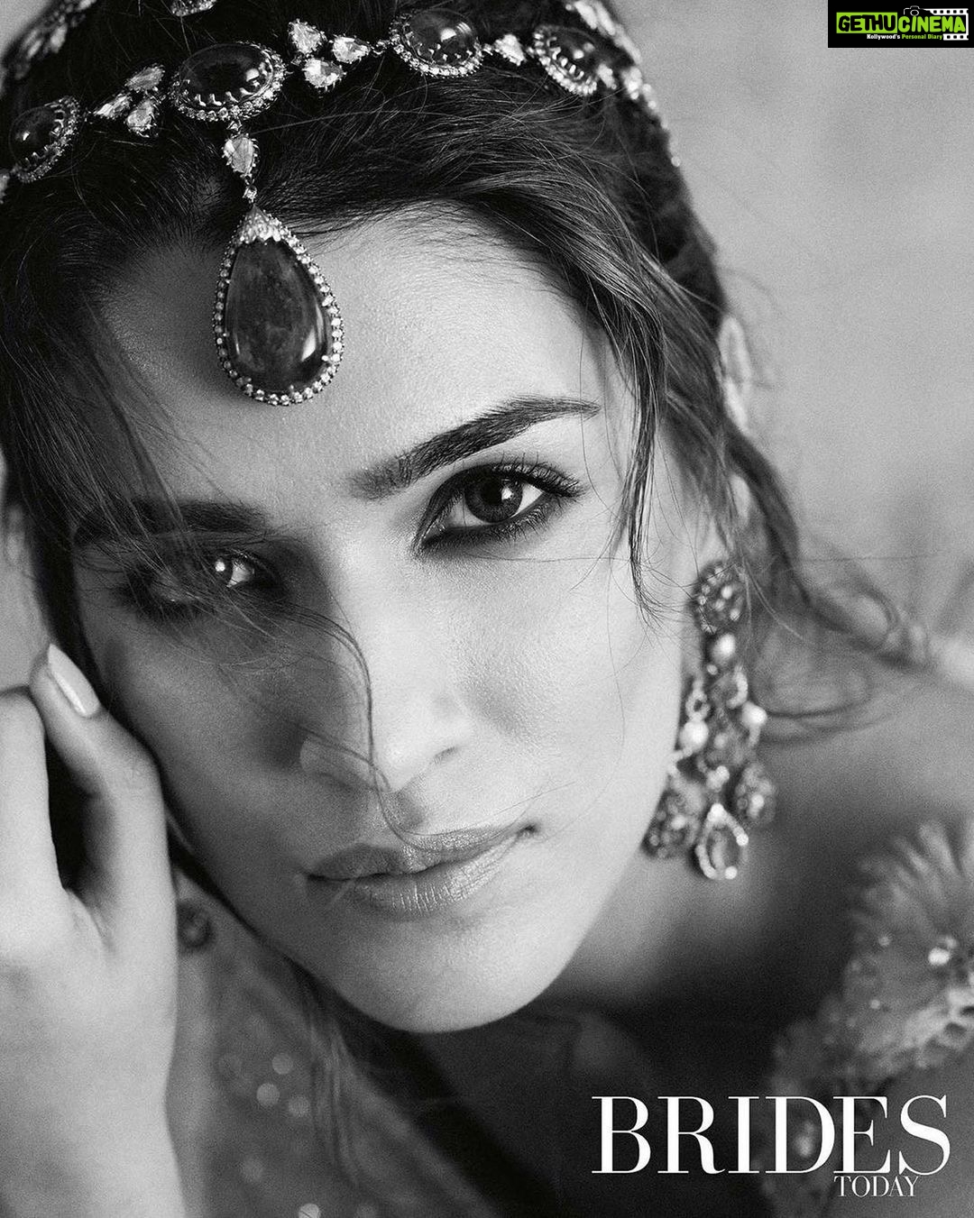 Kriti Sanon Instagram - निगाहें मिलाने को जी चाहता है ..... 🎶 🎵
