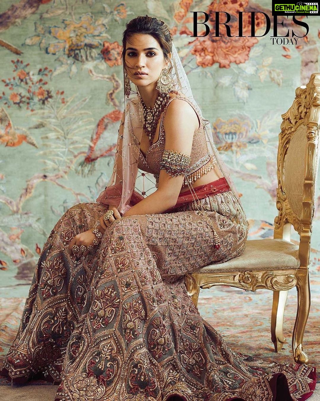 Kriti Sanon Instagram - Fierce yet Delicate ❤️🖤 @bridestodayin @taruntahiliani