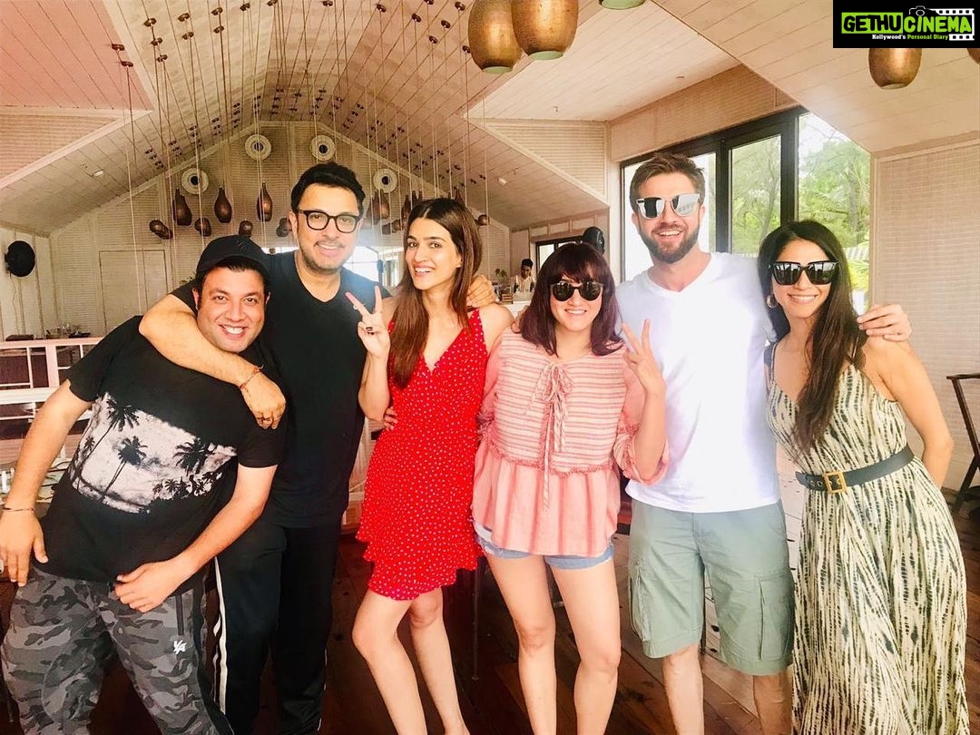 Kriti Sanon Instagram - A friendship day weekend spent well with friends like family! ❤️❤️ @fukravarun #Dinoo @sharadakarki @tusharjalota #Guddu