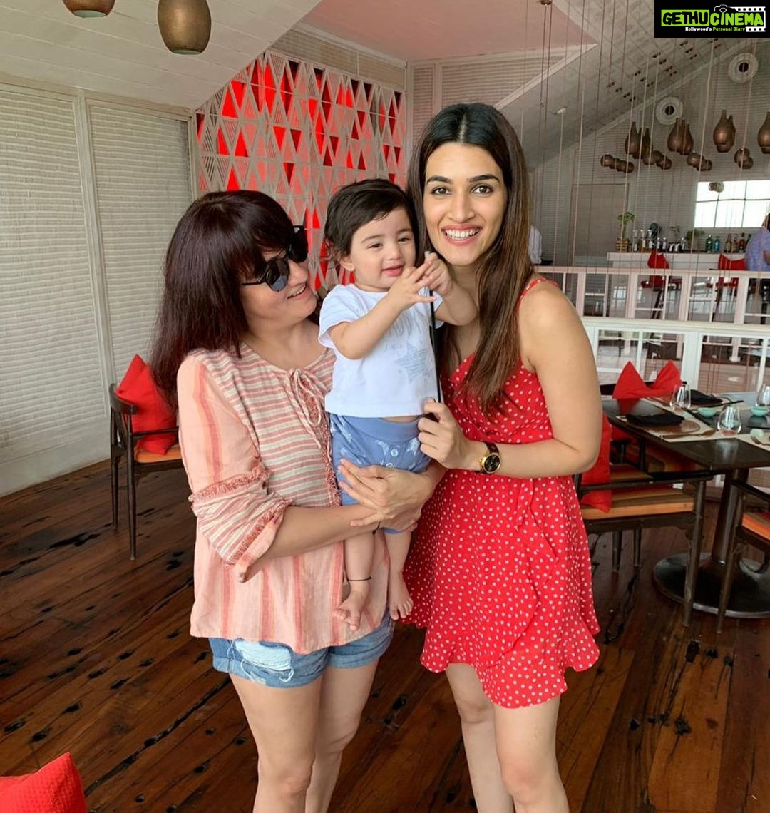 Kriti Sanon Instagram - Tara and taraโs mumma papa! ๐๐ @tusharjalota @sharadakarki