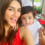 Kriti Sanon Instagram – Selfie spree with the cutest bundle of joy!! Tara i love you! 🌟💫⭐️ @sharadakarki @tusharjalota