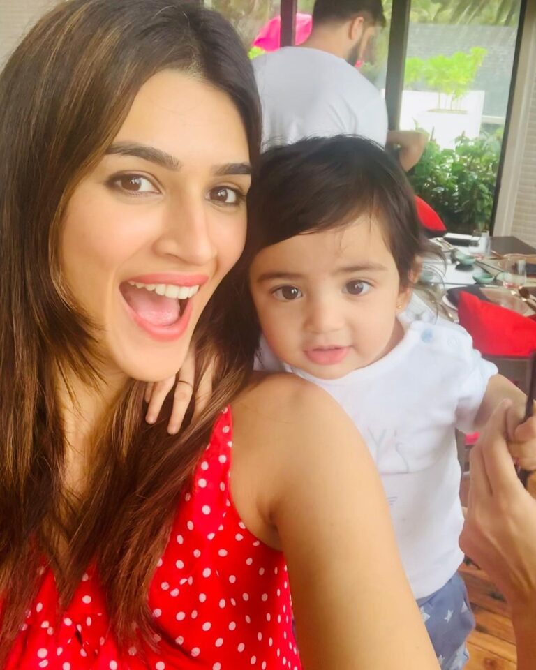 Kriti Sanon Instagram - Selfie spree with the cutest bundle of joy!! Tara i love you! 🌟💫⭐️ @sharadakarki @tusharjalota