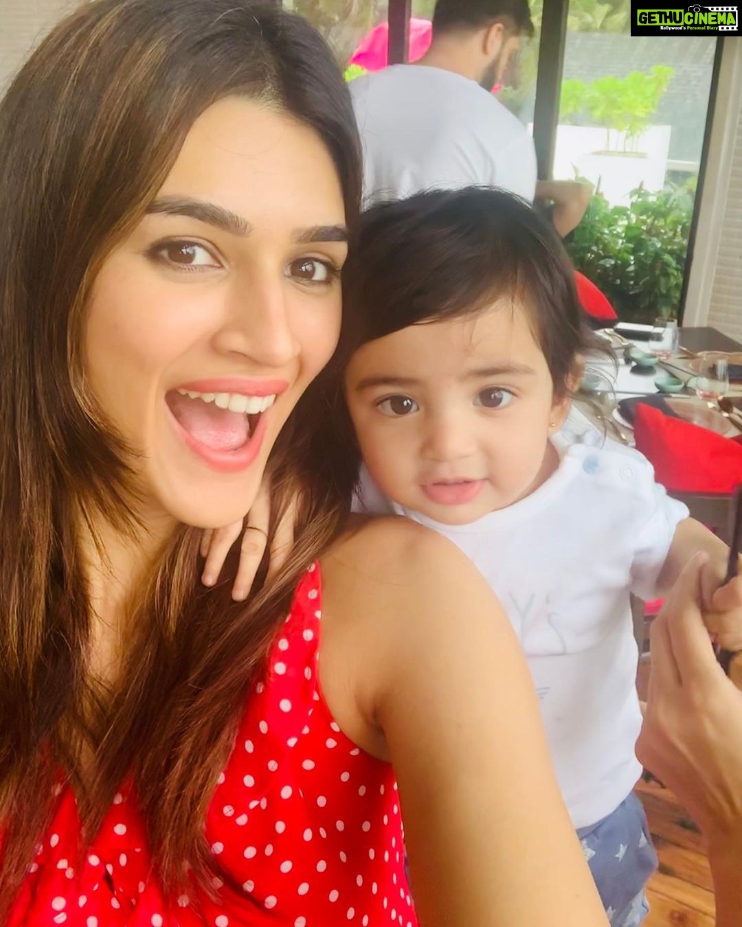 Kriti Sanon Instagram - Selfie spree with the cutest bundle of joy!! Tara i love you! 🌟💫⭐️ @sharadakarki @tusharjalota