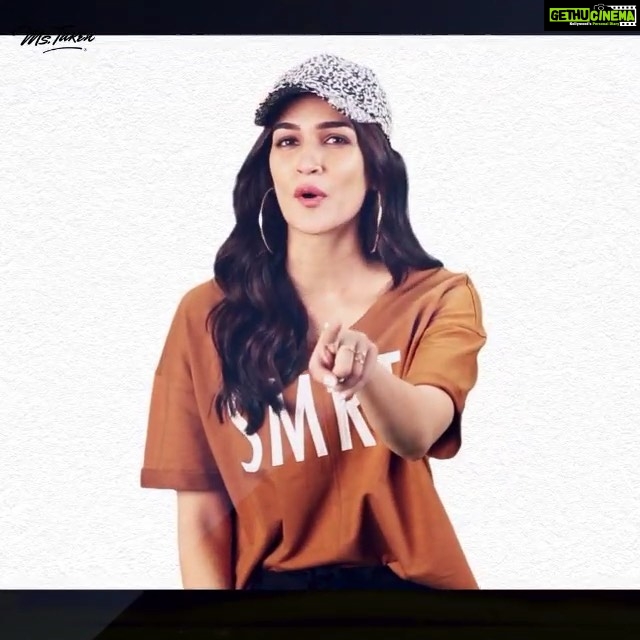 Kriti Sanon Instagram - Hey guys, hereโs what I think you should do this #FriendshipDay !! ๐โค๏ธ๐๐ @ms.takenfashion #Celebrations #MsTaken #KISS #StyledbyKriti #WomensCollection #WomensFashion #Lifestyle #Trending #mstakenfashion