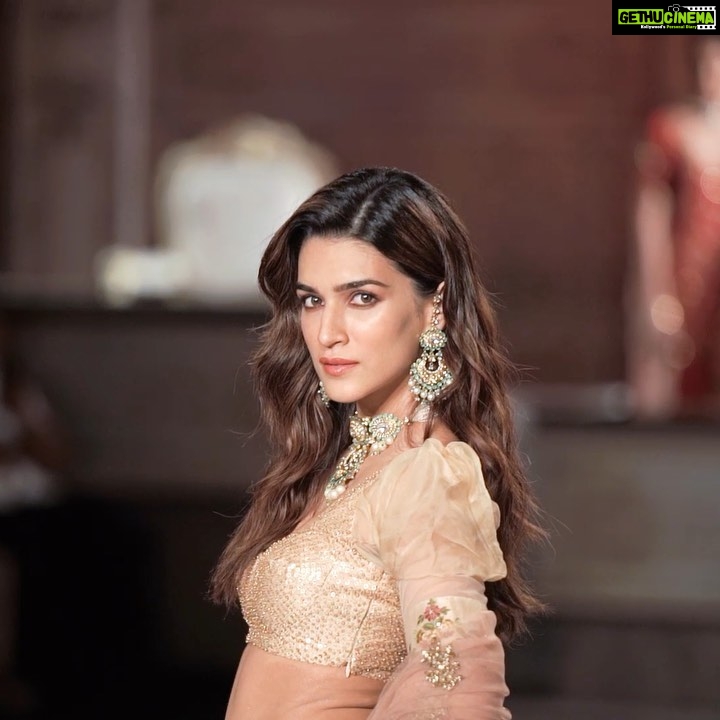 Kriti Sanon Instagram - The walk..💃🏻 @shyamalbhumika It was a pleasure walking for you guys in this stunning creation for #ICW2019 ✨✨ @fdciofficial