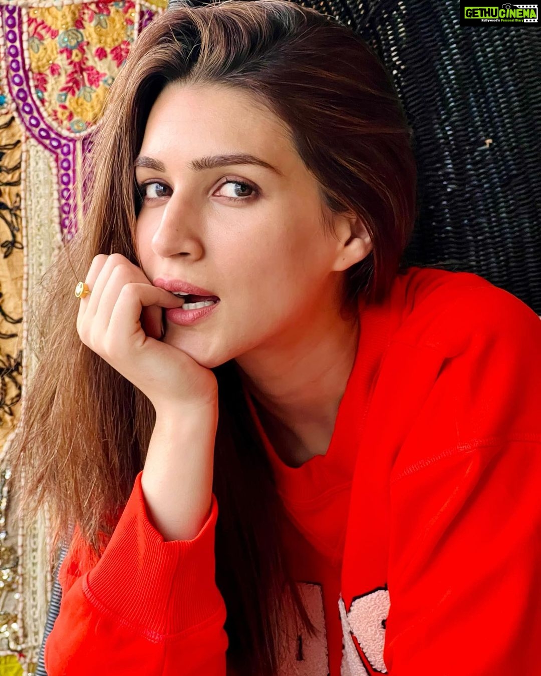 Kriti Sanon Instagram - You talkin to me? 👀💋❤️