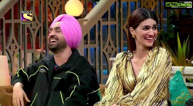 Kriti Sanon Instagram - When LOL meets ROFL! Watch us on #TheKapilSharmaShow, this Sat-Sun at 9:30 pm on @sonytvofficial. #ArjunPatiala #DineshVijan @MaddockFilms @tseriesfilms @diljitdosanjh @fukravarun @kapilsharma @kikusharda