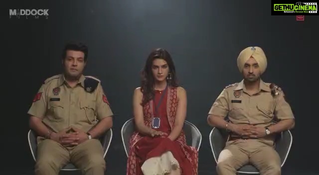 Kriti Sanon Instagram - All’s well that ends well, par yeh toh sirf shuruaat hai! Here’s the last episode of #ArjunPatialaMarketing. Humaari aakhri koshish! 🤣 #DineshVijan @MaddockFilms @tseries.official #BhushanKumar @rohitjugraj @diljitdosanjh @fukravarun @sandeep_leyzell @shobhnayadav @bakemycakefilms @sharadakarki @majamalabs