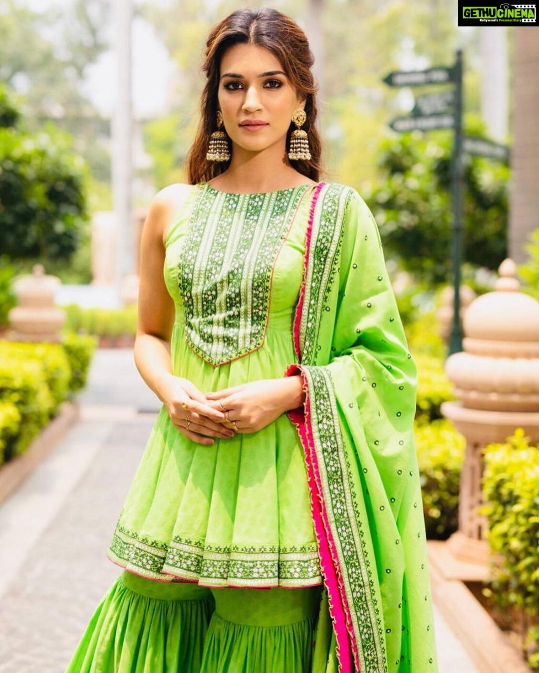 Kriti Sanon Instagram - Yesterday in Delhi for #ArjunPatiala 💚 Outfit @sukritiandaakritiofficial Jewellery @azotiique Styled by @sukritigrover Hair & Make Up @danielcbauer 📸 @gautamkhullarphotography