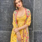 Kriti Sanon Instagram - 🌼🌼 #ArjunPatiala OOTD @anitadongre Styled by @sukritigrover Hmu @danielcbauer