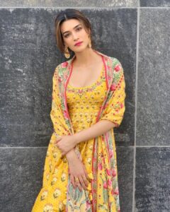 Kriti Sanon Instagram - 🌼🌼 #ArjunPatiala OOTD @anitadongre Styled by @sukritigrover Hmu @danielcbauer