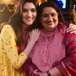 Kriti Sanon Instagram - When i shot with my Bareilly ki Mummy for Arjun Patiala.. 😍😍❤️❤️ @seemabhargavapahwa tussi great ho! @maddockfilms @tseries.official