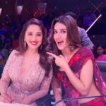 Kriti Sanon Instagram - Fangirl moment for me!! 😍😍 Used to copy her moves and expressions while i danced in front of the tv.. sitting next to her, talking to her and now dancing with her feels too surreal! ❤️❤️ @madhuridixitnene ma’am, there’s no one like you!! 🤗😍💃🏻