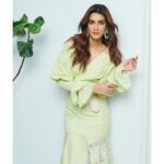Kriti Sanon Instagram - Arjun Patiala promotions begin... Day1 #APDay1 💛💛 Outfit by @fatmashaikh88 Styled by @sukritigrover Makeup by @adrianjacobsofficial Hair by @aasifahmedofficial 📸 : @kunalgupta91